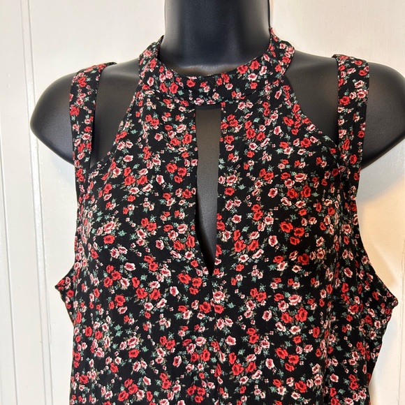Floral Halter Neck Romper - Picture 2 of 6